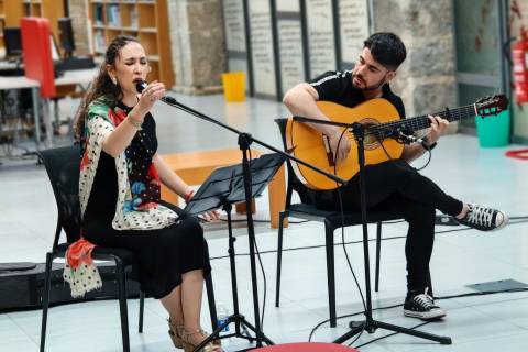 La cantaora Ana Mochón y el guitarrista Daniel Valseca durante su actuación.